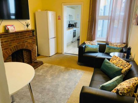 Room 3: 46 George Road, Guildford, GU1 4NR- NO ADMIN FEES! - Photo 2