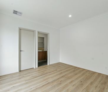 Townhouse living with space & style - Photo 5