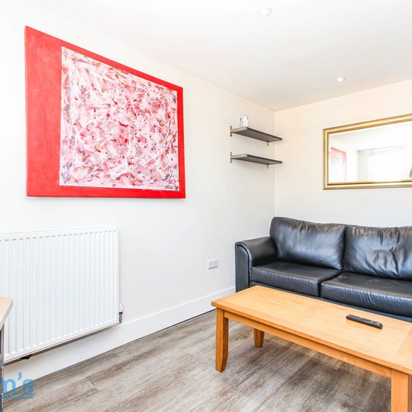 References Pending - 3 bed Apartment - Photo 1