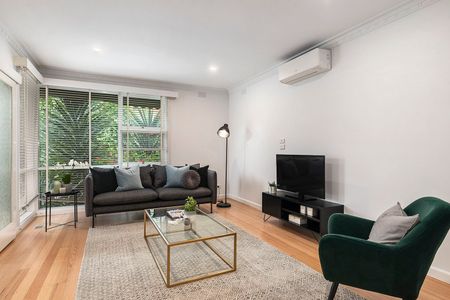 Lovely Two Bedroom Unit in Good Location! - Photo 2
