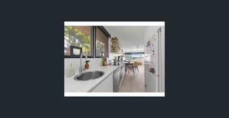 Stylish Coastal Apartment with Balcony & Furnished Comfort - Photo 2