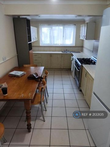 3 bedroom terraced house to rent - Photo 5