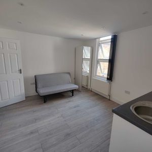 Price £900 pcm - Available 03/11/2025 - Furnished - Photo 3