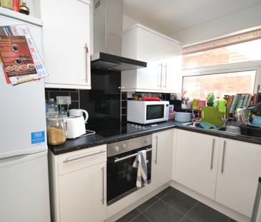 3 bed Flat for Rent - Photo 3