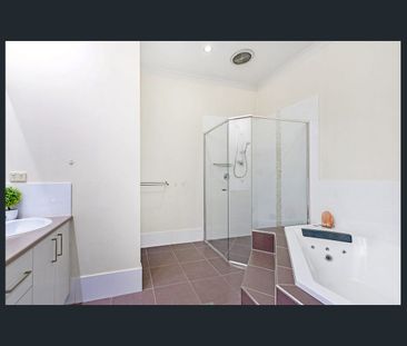 Luxury Family Living with Pool & Dual Street Access - 11 Garawarra ... - Photo 6