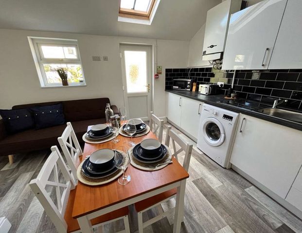 Broadway Room 4 - Photo 1