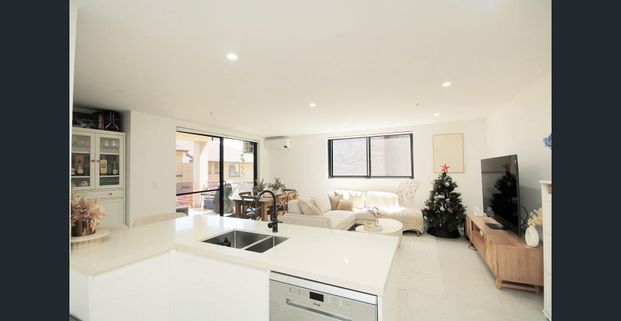 As-new 2 bedroom unit in secure building - Photo 1