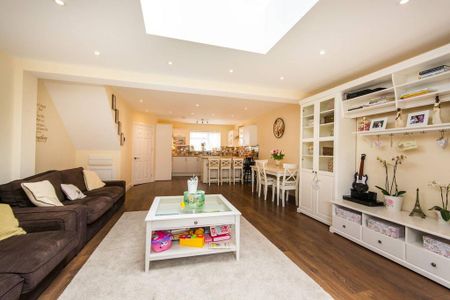 4 bedroom terraced house to rent - Photo 2
