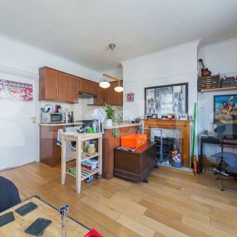 Located in the heart of Crouch End close to an array of amenities - Photo 1