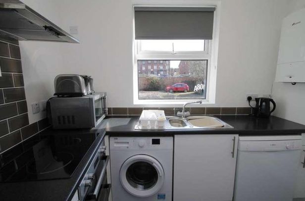 High Street, Rushden, NN10 - Photo 1