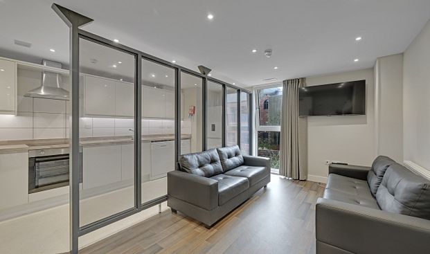 Modern 6-Bedroom, 6-Bathroom City Centre Apartment New Build Near Hallam University - Photo 1