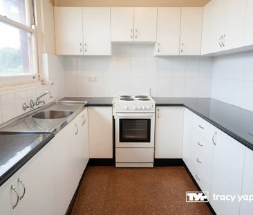 Bright & Sunny 2 Bedroom Unit, 5 minutes walk to Eastwood Train Station - Photo 3