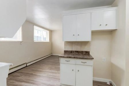 - 2 Bedroom at Rosewood Manor - Photo 2