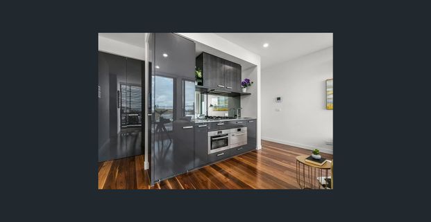 In the heart of Northcote with very large balcony! - Photo 1