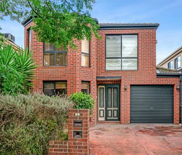 Two Storey Family Home with Lakeside View!! - Photo 6