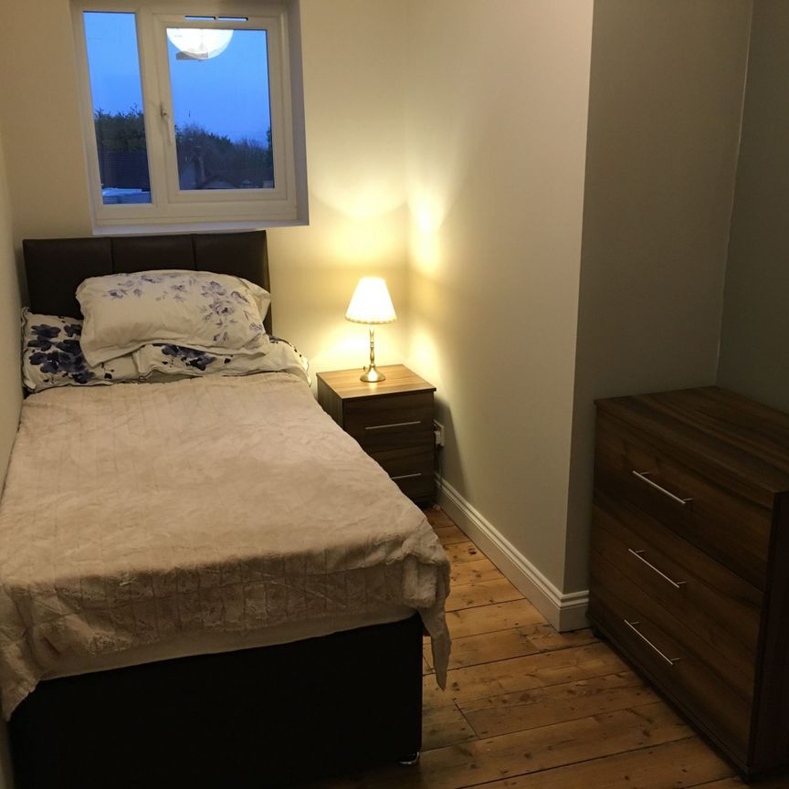 Modern Ensuite in Quiet Professional Home - Photo 1