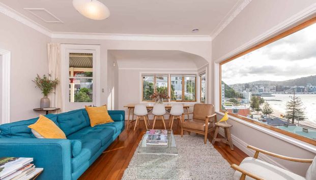 Stunning 4 bedroom Oriental Bay grand home - Photo 1