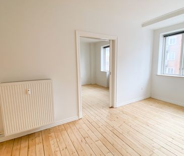 Centralt beliggende 3-værelses lejlighed med altan - Foto 4