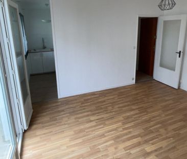 À louer - Studio avec balcon, cave et stationnement - Photo 1