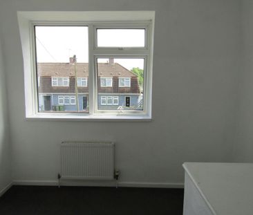 3 bed House - To Let - Photo 3