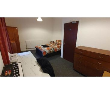 3 bedroom flat to rent - Photo 4