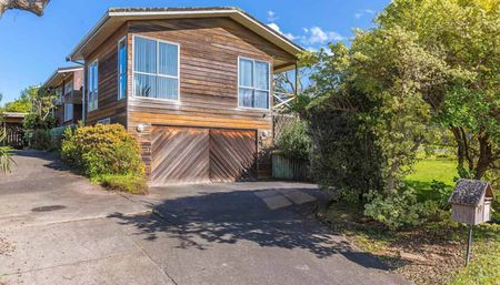 Spacious Five-Bedroom Family Home in Desirable Botany Downs - Photo 4