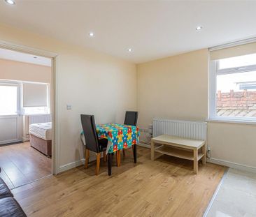 1 bedroom private hall to rent - Photo 4