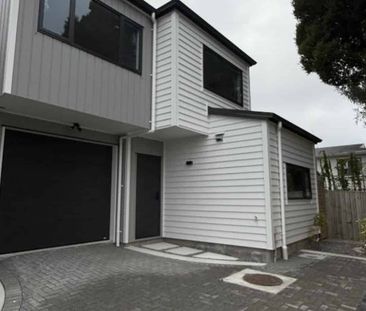 Brand new modern home in Mt Wellington - Photo 4
