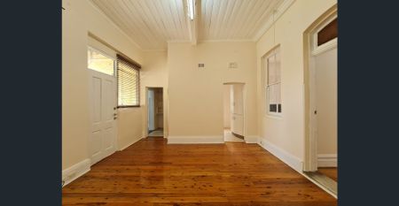 FRESHLY PAINTED LARGE 1 BEDROOM UNIT - Photo 3