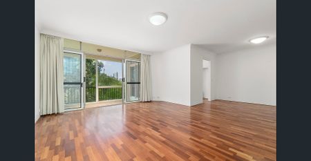 Three Bedroom Apartment with City Views - Photo 3