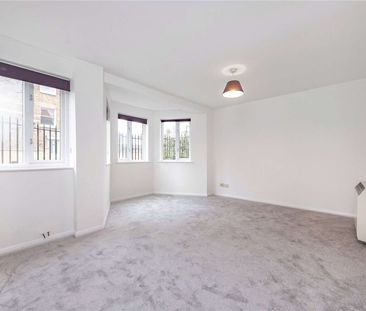 Bright and spacious one bedroom flat benefiting from off-street par... - Photo 2