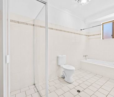 3 Bedroom town house in a great location! - Photo 4