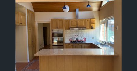 Spacious Family Home in Quiet Court Location - Photo 4