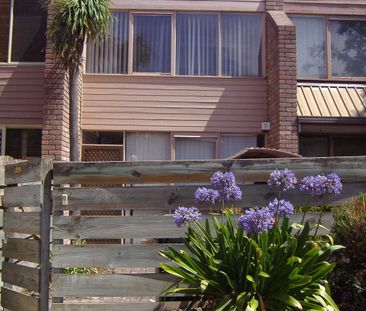 Charming Two-Bedroom Townhouse in a Sought-After Maribyrnong Location - Photo 2