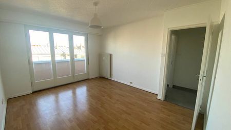 A LOUER - STUDIO REFAIT A NEUF AVEC BALCON - STRASBOURG PORT DU RHIN - Photo 2