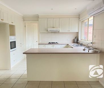 PERFECTLY LOCATED FAMILY HOME - Photo 5