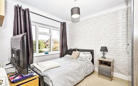 3 bedroom semi-detached house to rent - Photo 3