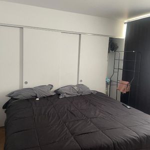 Beau 4 ½ à louer par mois. 2 chambres fermées Salon spacieux Cuisine fonctionnelle Salle de bain complète Appartement propre et bien entretenu, idéal - Photo 2