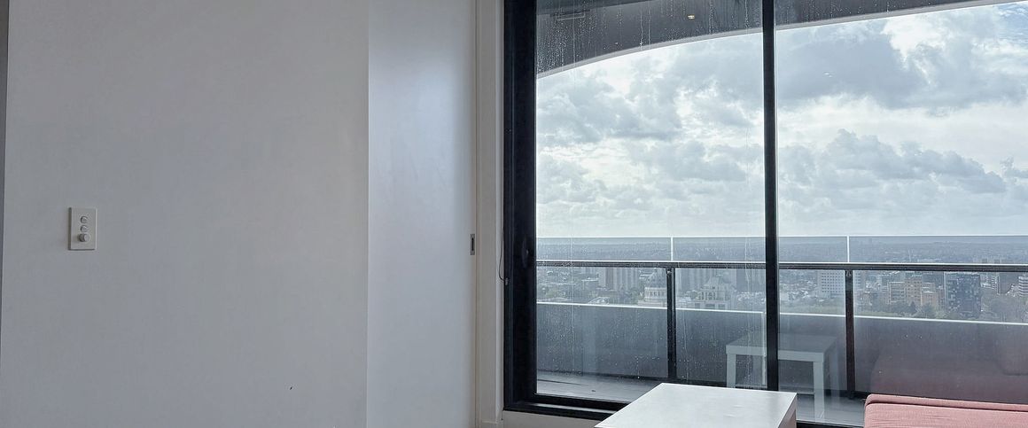 City luxury vibe – 2-bedroom 1-bathroom apartment high in Prima Pearl - Photo 1