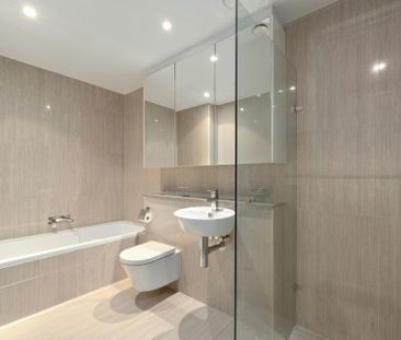 Lifestyle Ground Floor Apartment with Sunlit North-Facing Courtyard... - Photo 4