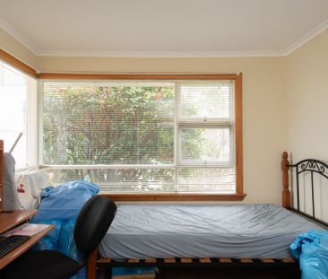 Feel at home, Living Here! - Photo 3