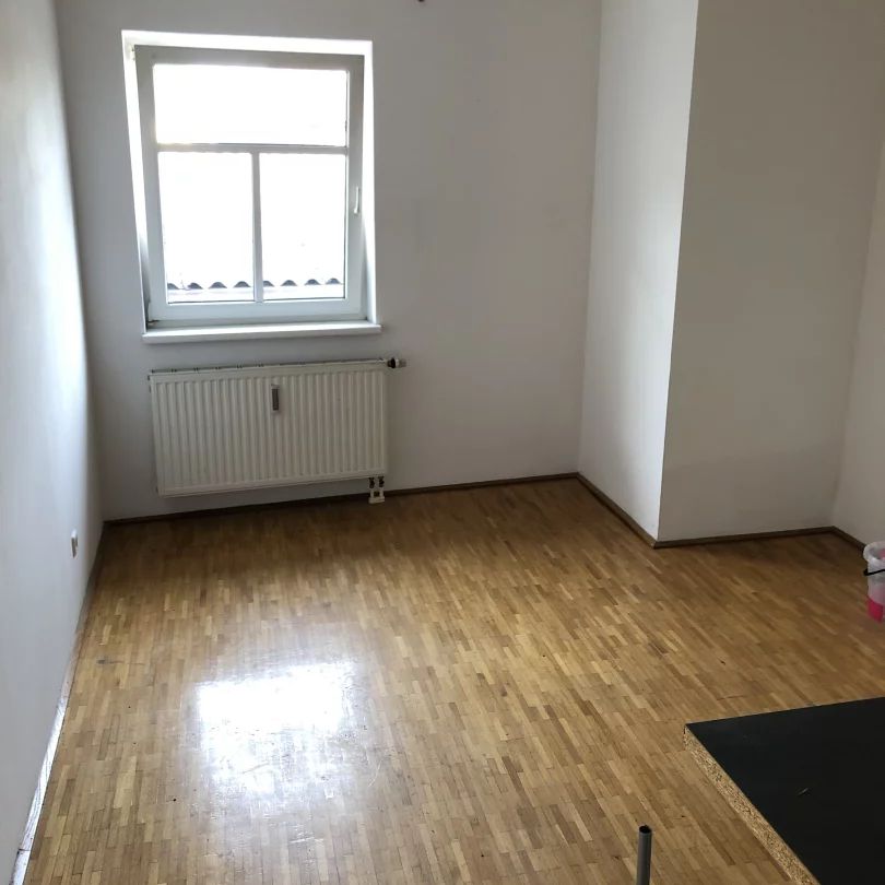 Zentral gelegene, gemütliche 2- Zimmer-Wohnung mit möblierter Küche in Lambach - Photo 1