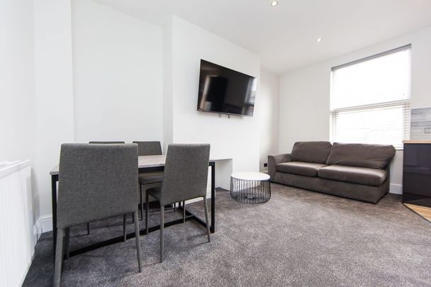 B Inglewood Terrace, Leeds - Photo 1