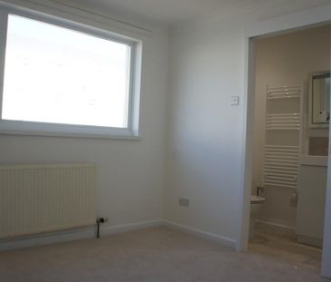 3 bedroom end of terrace house to rent - Photo 2
