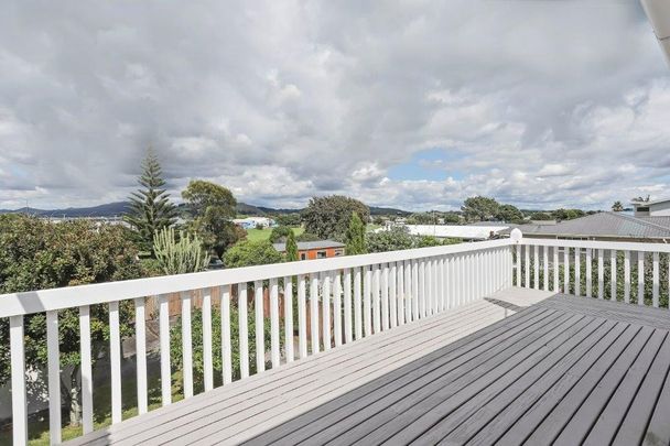 Retro Seaside Home - Papamoa - Photo 1