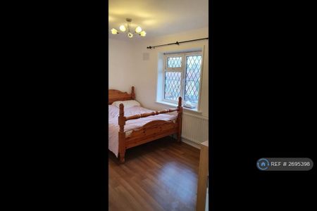 3 bedroom end of terrace house to rent - Photo 2