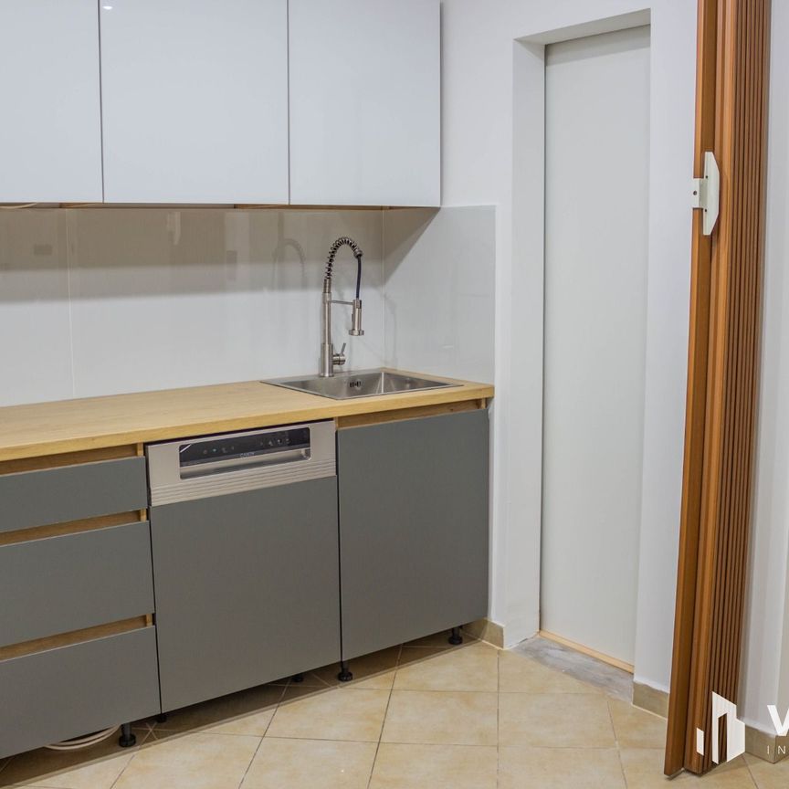 Bútorozatlan, felújított, kiváló közlekedéssel - Photo 1