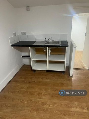 1 bedroom in a flat share to rent - Photo 4
