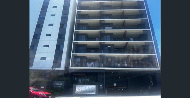 1Bedroom1Bathroom Modern and Stylish Rental Property in Greenslopes, Australia: Your Perfect Contemporary Living Space - Photo 1