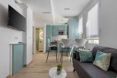 Spacious room with balcony in Madrid - Photo 2